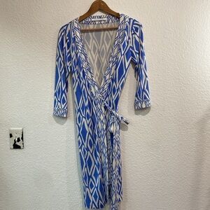 Diane Von Furstenberg Banded Julian Ikat Stamp Blue White 100% Silk Wrap Dress